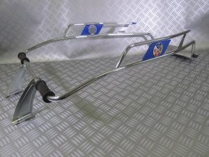 VESPA 50cc Primavera Entourages ailes, fond bleu.