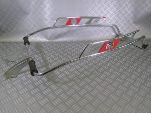 VESPA 50cc Primavera Entourages ailes, fond rouge.