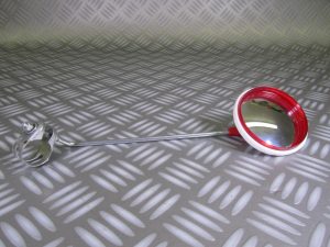 Rétroviseur "REG" rouge.