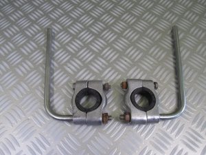 Support tige de pare-brise. (b)